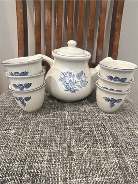 Pfaltzgraff Vintage Yorktowne Teapot and Cups